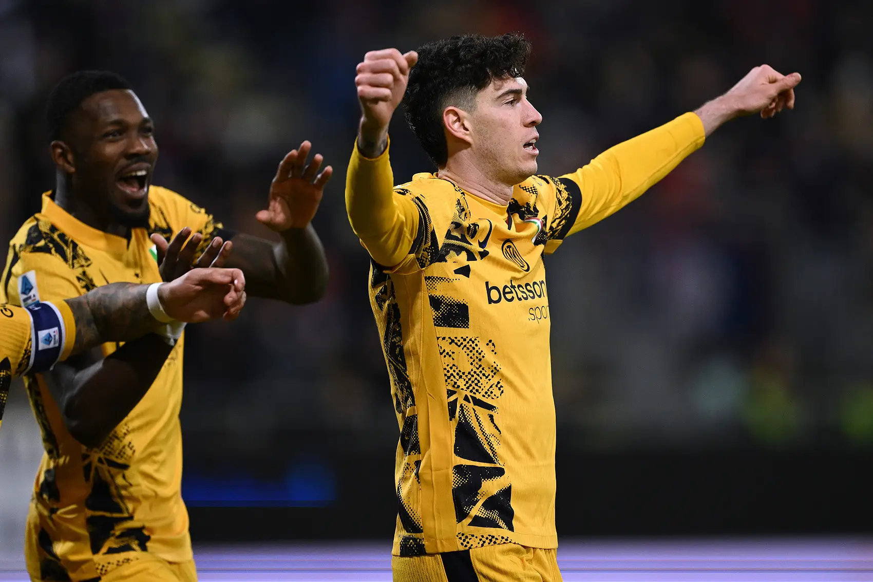 关于卡利亚里客场击败克罗托内，取得关键胜利的信息