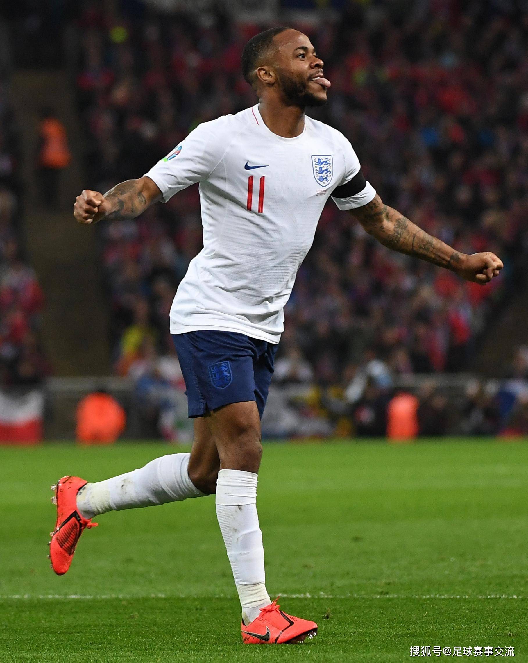 开云APP-足球明星们在比赛中发挥出色