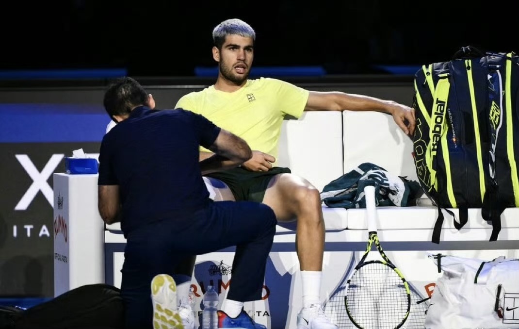 包含戴维斯杯鏖战美网，阿尔卡拉斯带队取胜的词条