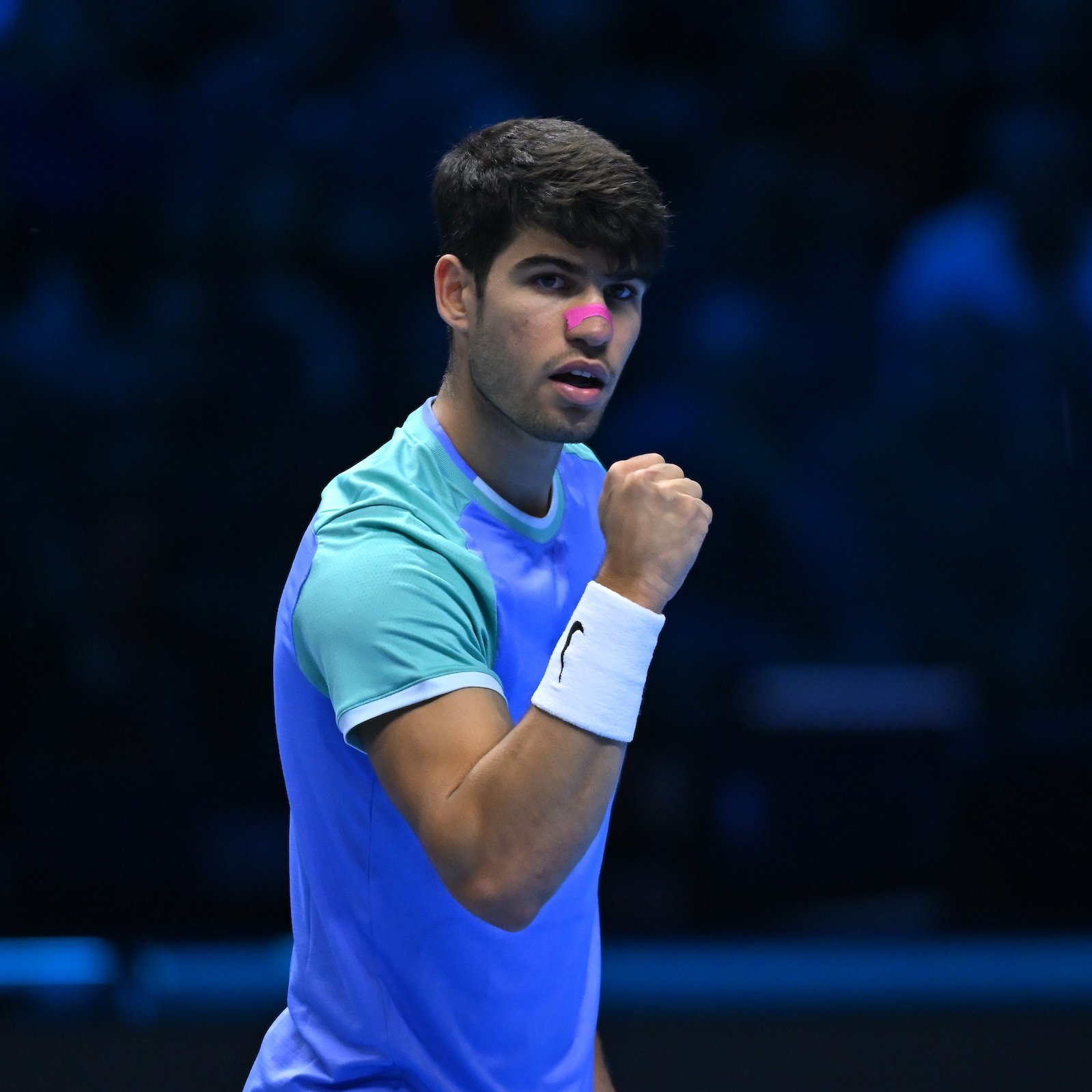 包含戴维斯杯鏖战美网，阿尔卡拉斯带队取胜的词条