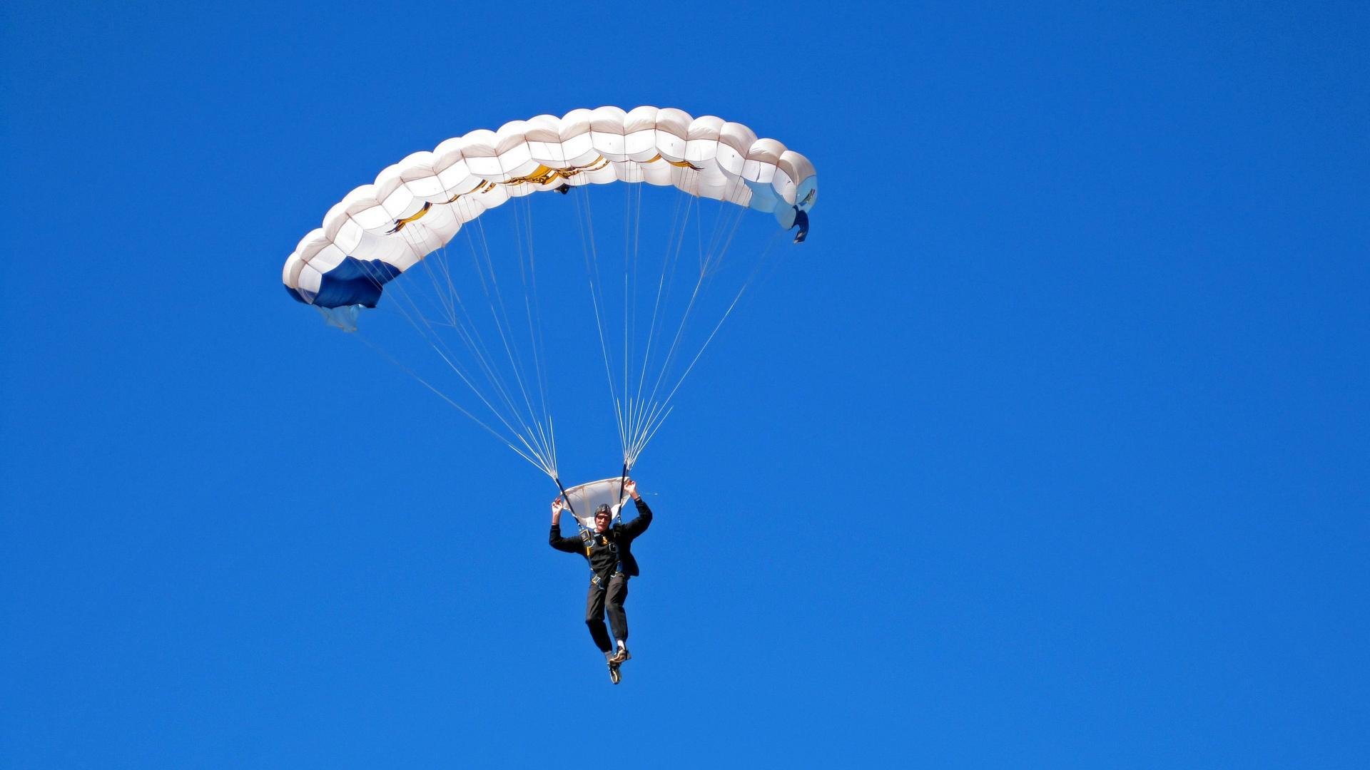 双线胜利，摩洛哥足球与巴雷拉篮球的辉煌之夜