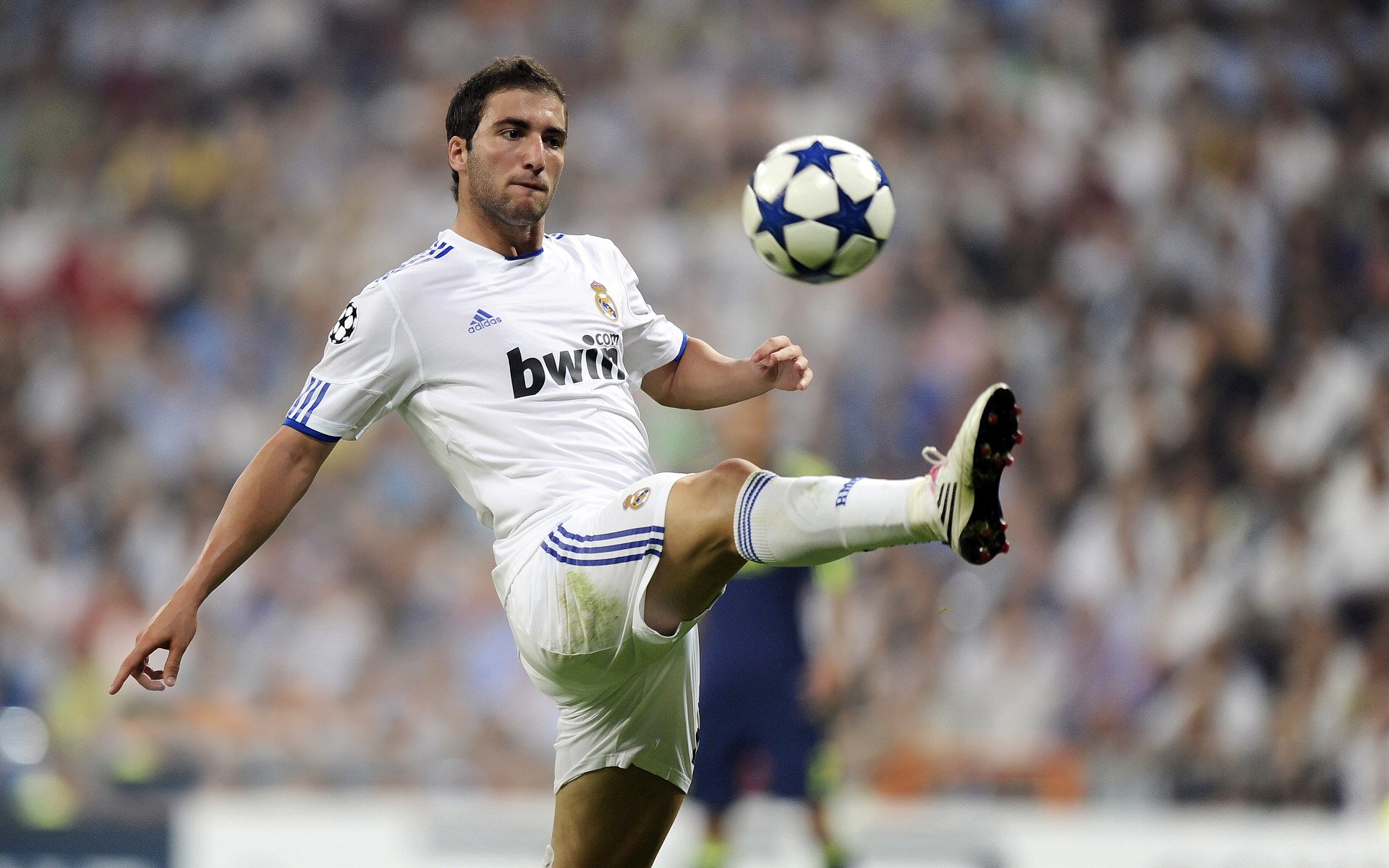 足球的双面叙事，本泽马的个人英雄主义与勒沃库森的战术胜利